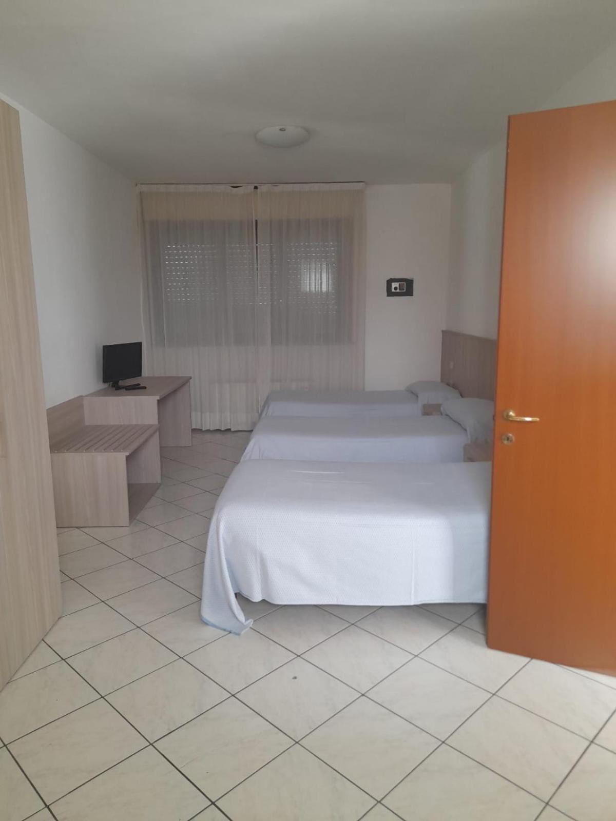 Hotel Residence La Fontana Mariano Comense Bagian luar foto