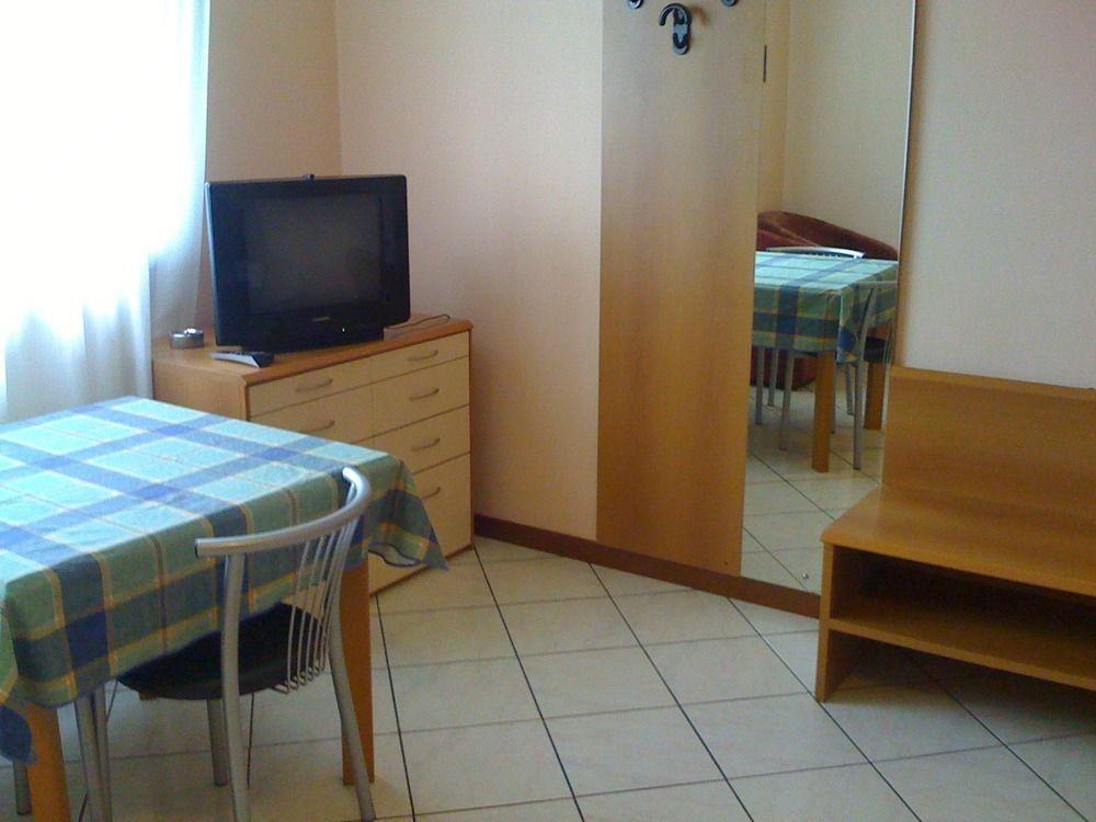 Hotel Residence La Fontana Mariano Comense Bagian luar foto