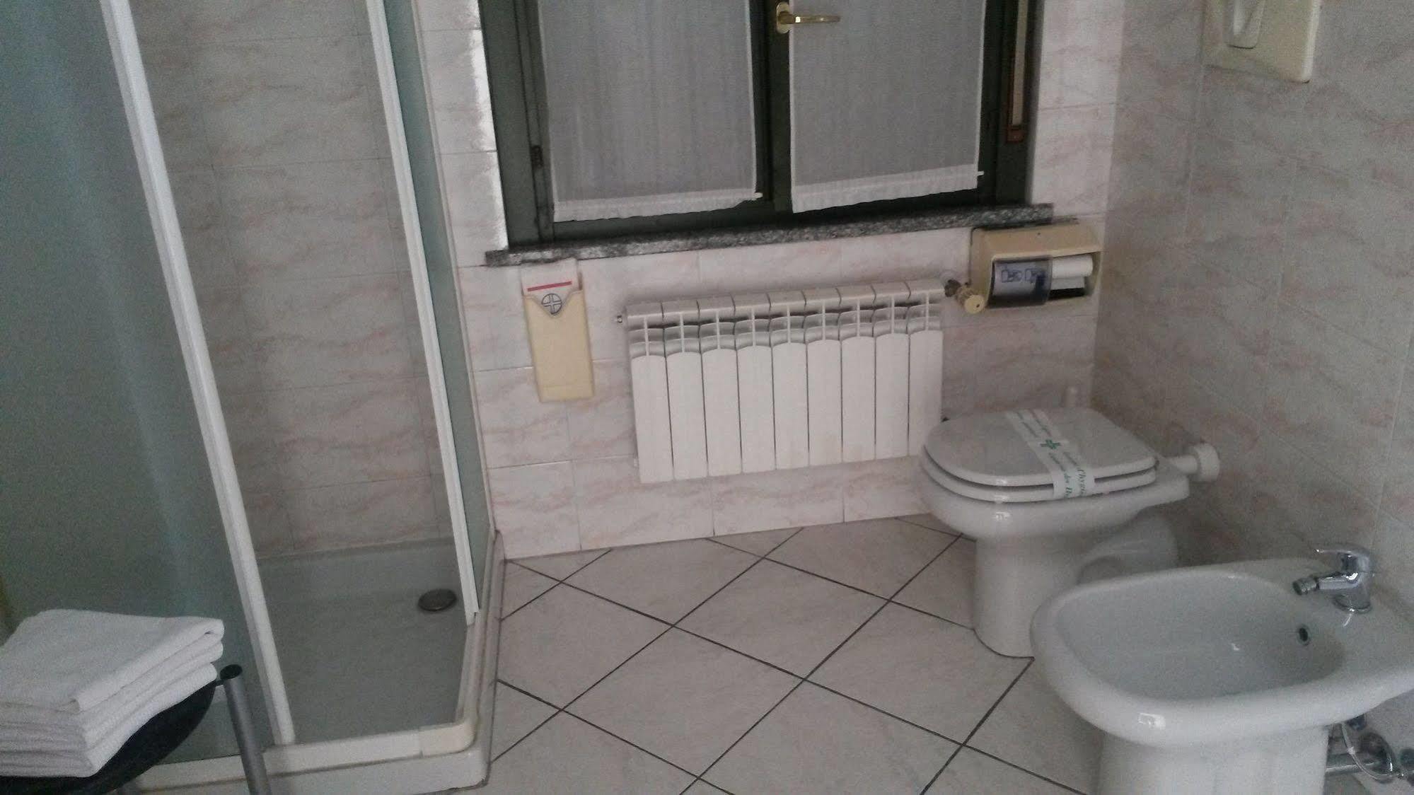 Hotel Residence La Fontana Mariano Comense Bagian luar foto
