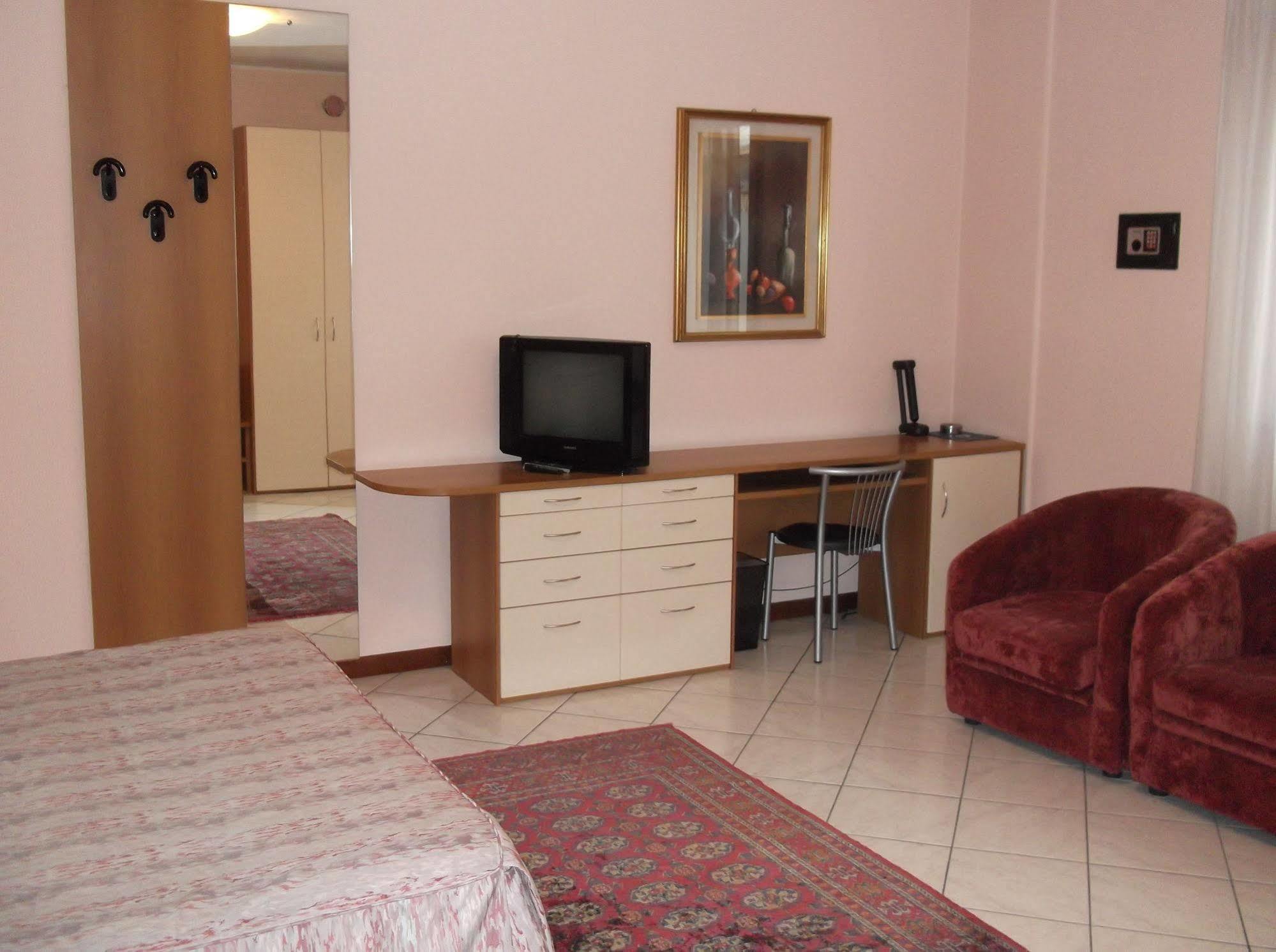 Hotel Residence La Fontana Mariano Comense Bagian luar foto